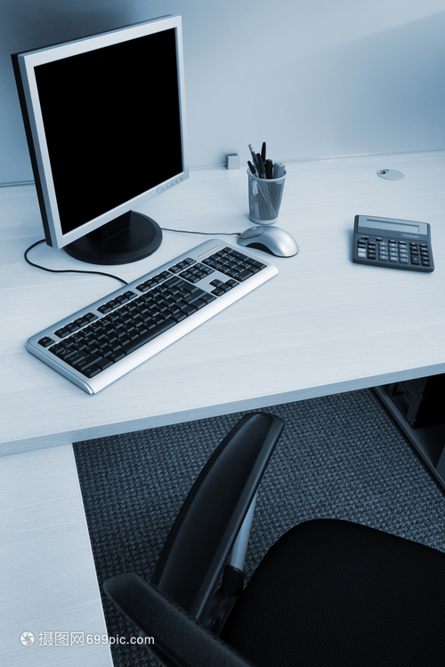 辦公室木制桌上的現代計算機 企業汽車出租的數字化革新